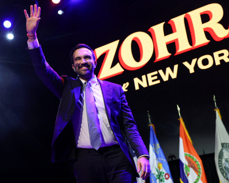 Ο Ζόραν Μαμντάνι έγραψε ιστορία ως ο πρώτος μουσουλμάνος δήμαρχος της Νέας Υόρκης – Η κόντρα με τον Ντόναλντ Τραμπ