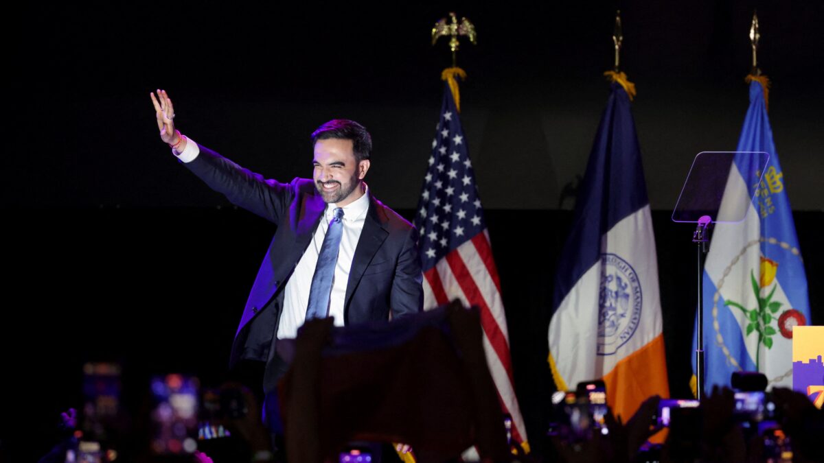 Ο Ζοχράν Μαμντάνι εξελέγη δήμαρχος της Νέας Υόρκης, γράφοντας ιστορία ως ο πρώτος μουσουλμάνος της αμερικανικής μητρόπολης