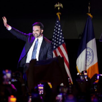 Ο Ζοχράν Μαμντάνι εξελέγη δήμαρχος της Νέας Υόρκης, γράφοντας ιστορία ως ο πρώτος μουσουλμάνος της αμερικανικής μητρόπολης