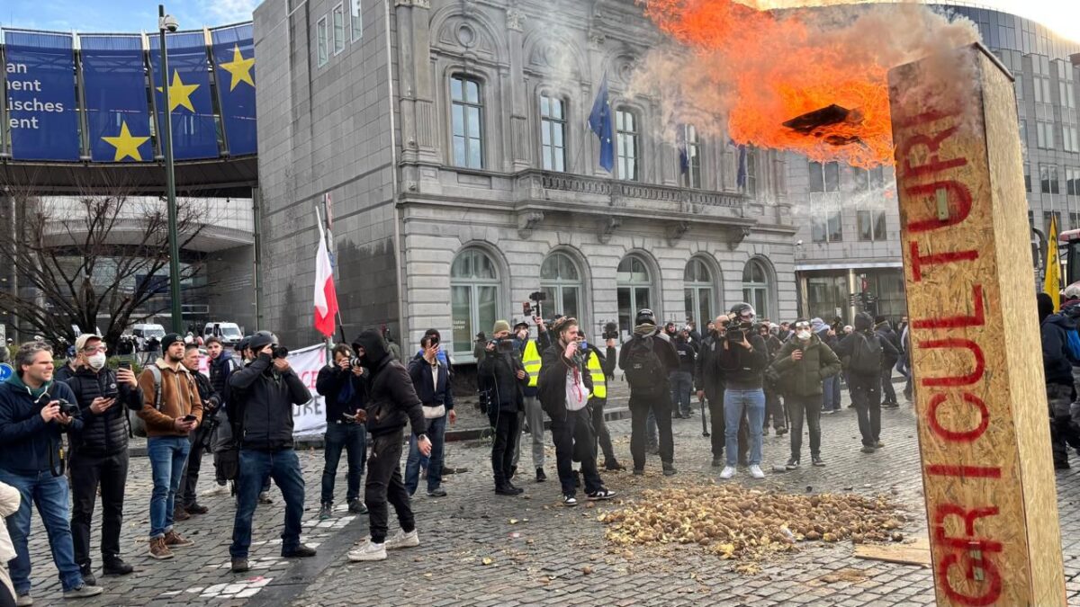 Καίνε προιόντα οι αγρότες στις Βρυξέλλες