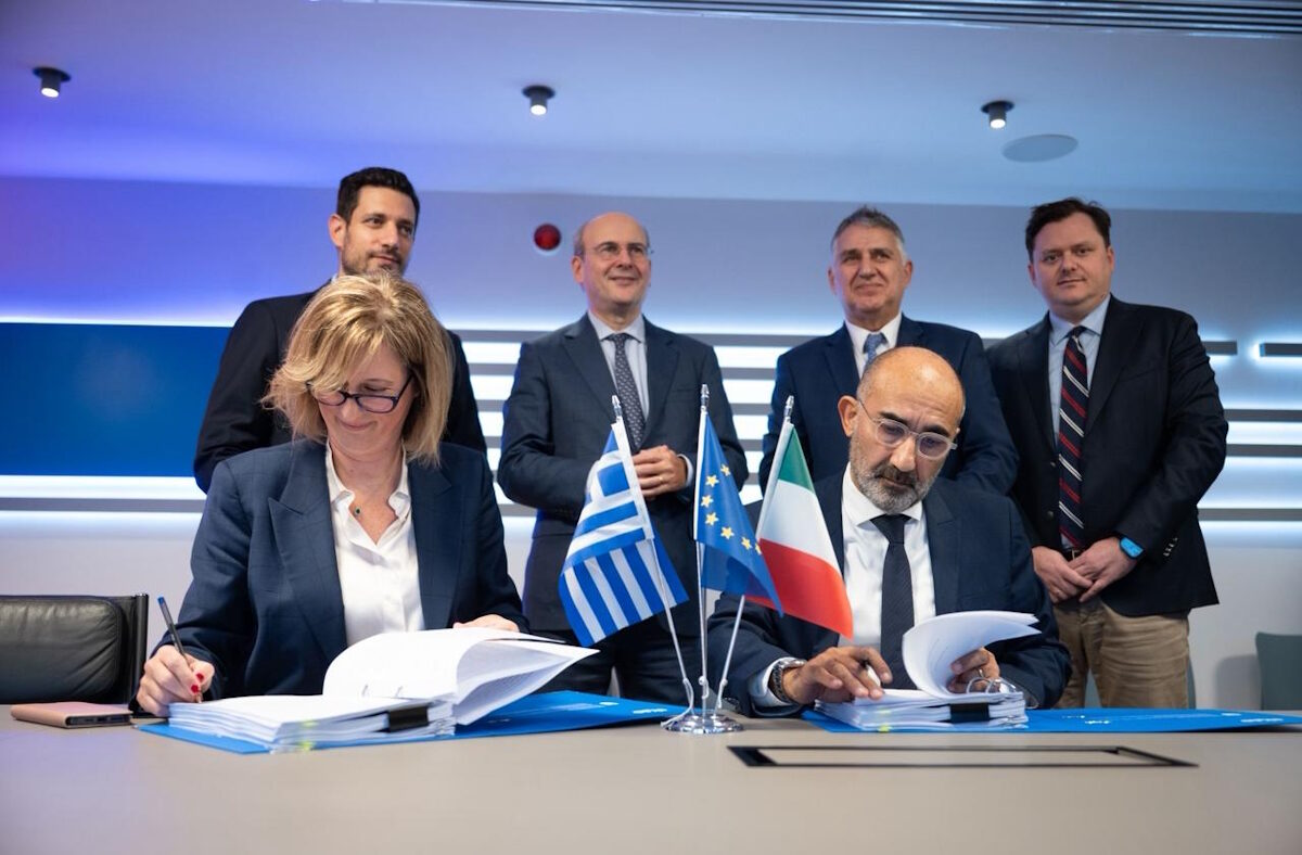 Από αριστερά, η Παναγιώτα Κατή, Managing Director της Alstom Greece, και ο CEO της Hellenic Train, Roberto Rinaudo