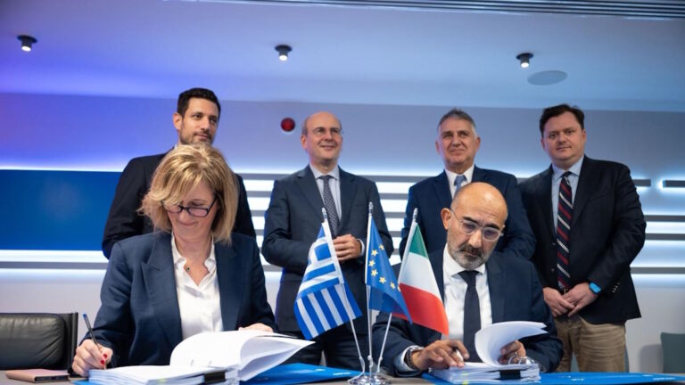 Από αριστερά, η Παναγιώτα Κατή, Managing Director της Alstom Greece, και ο CEO της Hellenic Train, Roberto Rinaudo