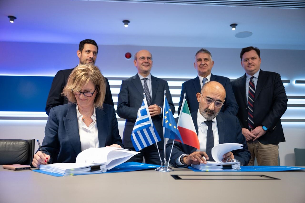 Από αριστερά, η Παναγιώτα Κατή, Managing Director της Alstom Greece, και ο CEO της Hellenic Train, Roberto Rinaudo