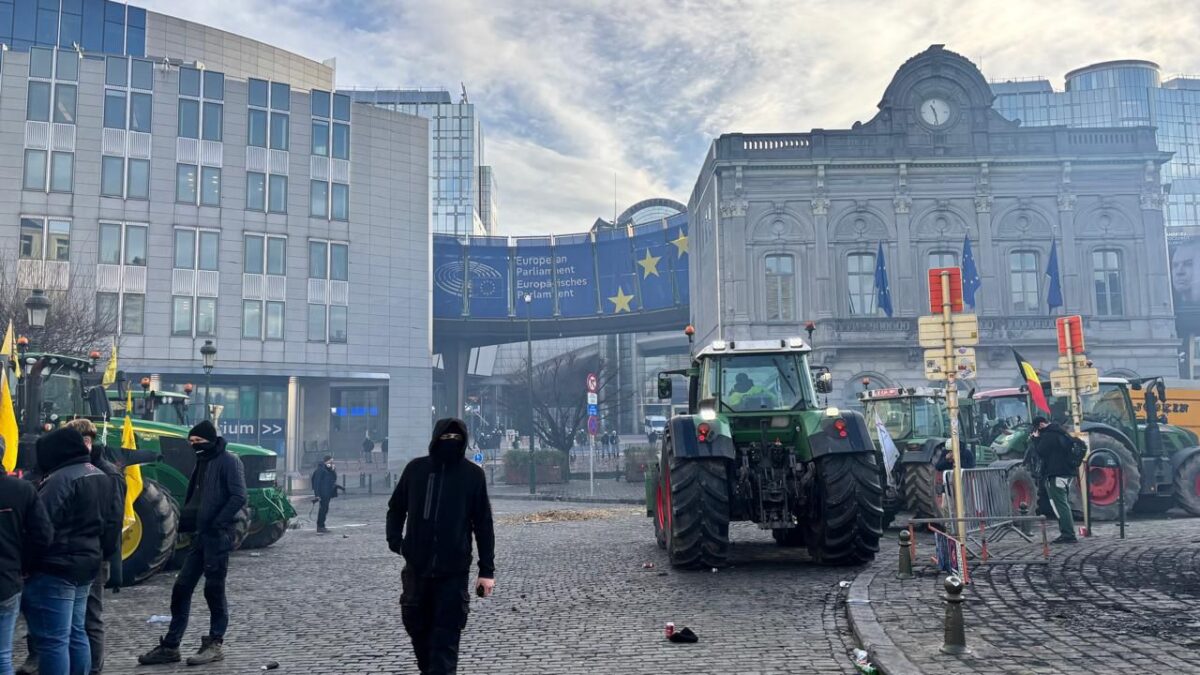 Τρακτέρ έξω από το Ευρωκοινοβούλιο