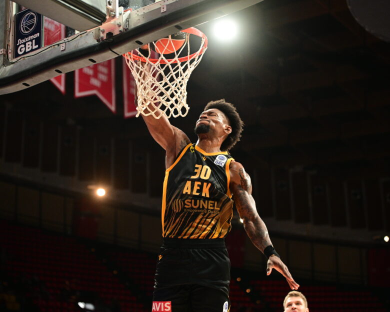 Τα απίθανα καρφώματα του Κρις Σίλβα της ΑΕΚ κόντρα στον Ολυμπιακό