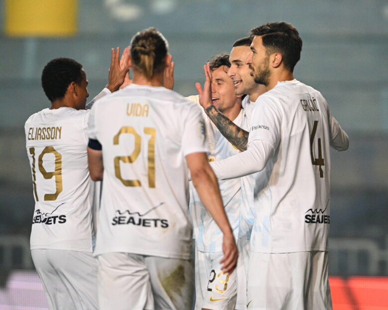 Super League: Η ΑΕΚ εκμεταλλεύτηκε τις απώλειες βαθμών Ολυμπιακού και ΠΑΟΚ και μείωσε τη διαφορά από την κορυφή