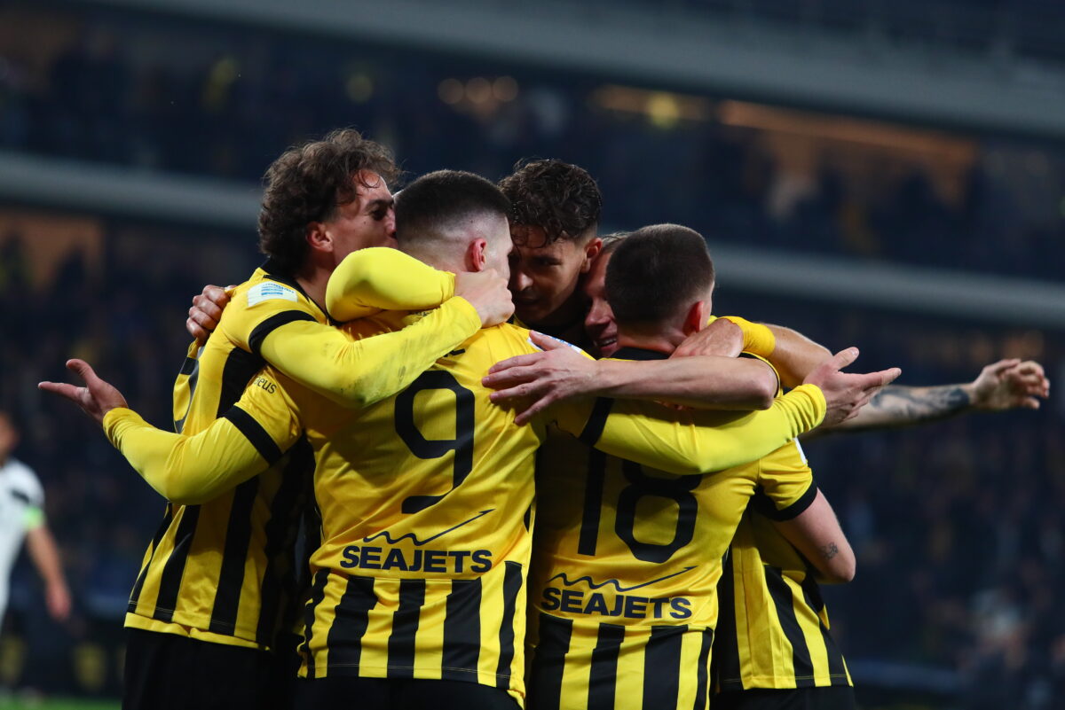 Οι παίκτες της ΑΕΚ πανηγυρίζουν κόντρα στην ΑΕΚ (ΣΩΤΗΡΗΣ ΔΗΜΗΤΡΟΠΟΥΛΟΣ