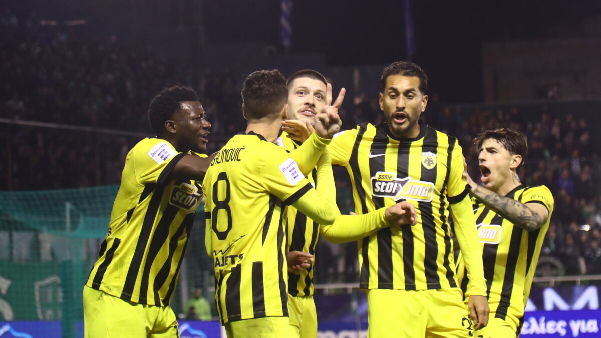 Οι παίκτες της ΑΕΚ πανηγυρίζουν στη Λεωφόρο (ΜΑΡΚΟΣ ΧΟΥΖΟΥΡΗΣ