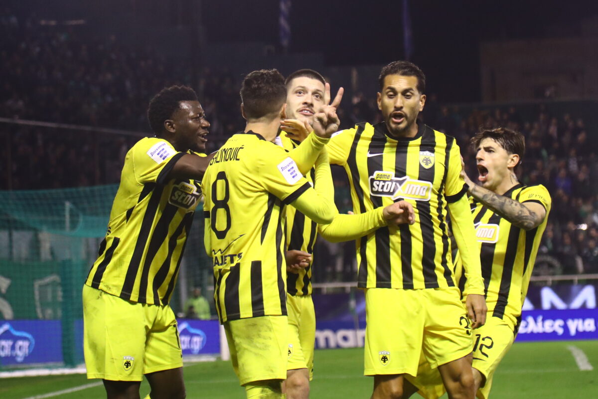 Οι παίκτες της ΑΕΚ πανηγυρίζουν στη Λεωφόρο (ΜΑΡΚΟΣ ΧΟΥΖΟΥΡΗΣ