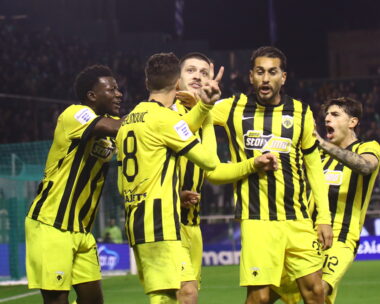 Οι παίκτες της ΑΕΚ πανηγυρίζουν στη Λεωφόρο (ΜΑΡΚΟΣ ΧΟΥΖΟΥΡΗΣ