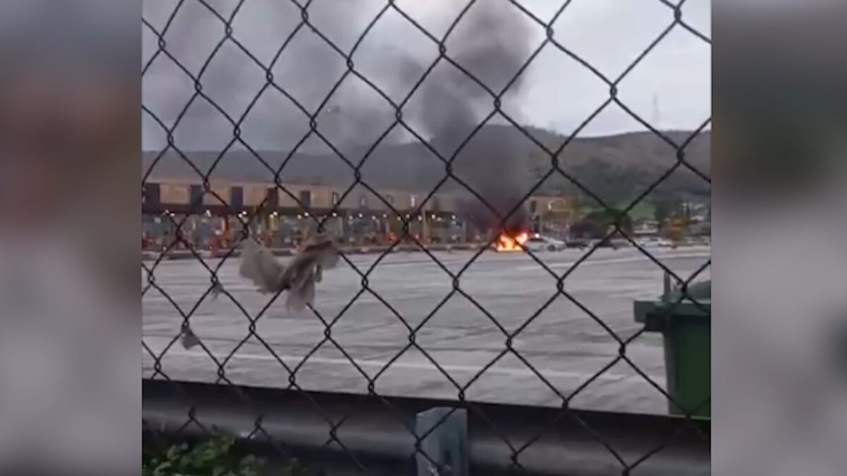 Αυτοκίνητο τυλίχθηκε στις φλόγες στην Αθηνών – Κορίνθου, στα διόδια Καλαμακίου