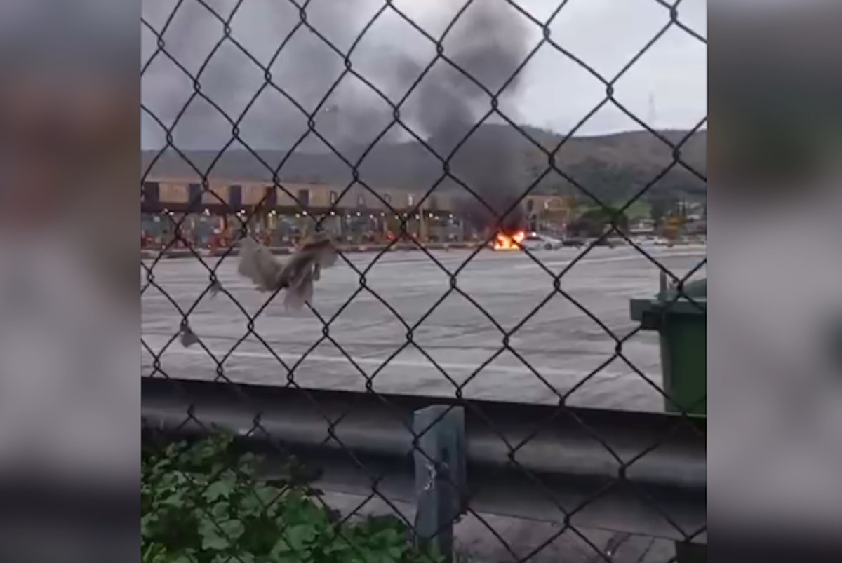 Αυτοκίνητο τυλίχθηκε στις φλόγες στην Αθηνών – Κορίνθου, στα διόδια Καλαμακίου