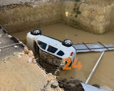 Κατέρρευσε δρόμος στο Ηράκλειο: Αυτοκίνητο «βούλιαξε» σε σκαμμένο οικόπεδο – Δείτε φωτογραφίες