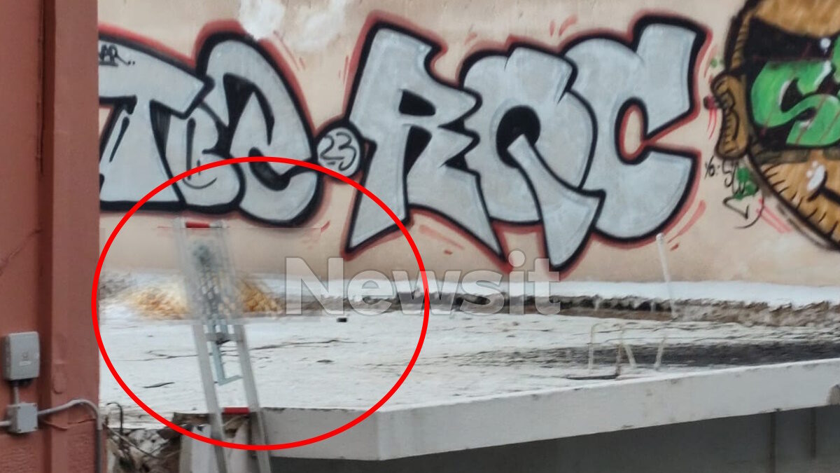 Το σημείο που κατέληξε ο αυτόχειρας, στη διπλανή ταράτσα