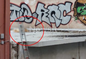 Το σημείο που κατέληξε ο αυτόχειρας, στη διπλανή ταράτσα