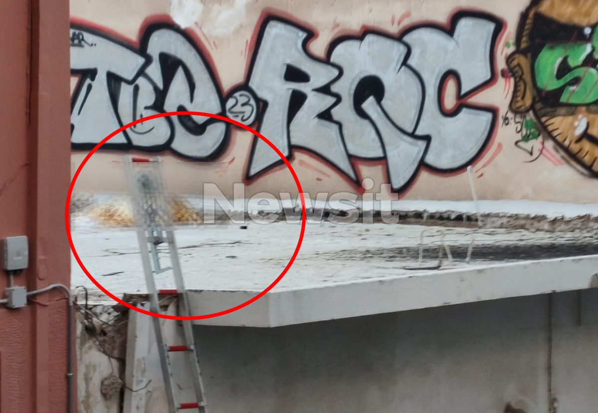 Το σημείο που κατέληξε ο αυτόχειρας, στη διπλανή ταράτσα