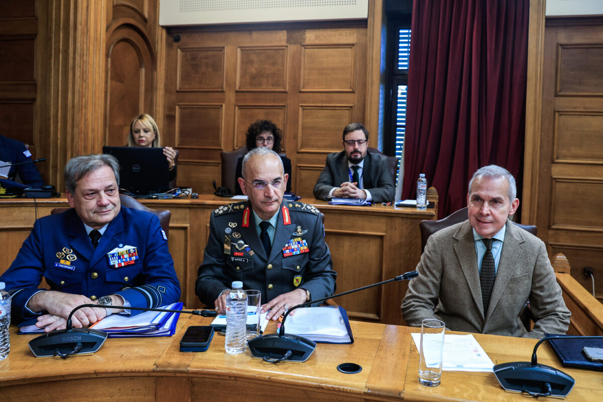 Ο Α/ΓΕΑ Δημητριάδης (αριστερά), ο Α/ΓΕΕΘΑ Χούπης (κέντρο) και ο υφυπουργός Εθνικής Άμυνας Θανάσης Δαβάκης (δεξιά)