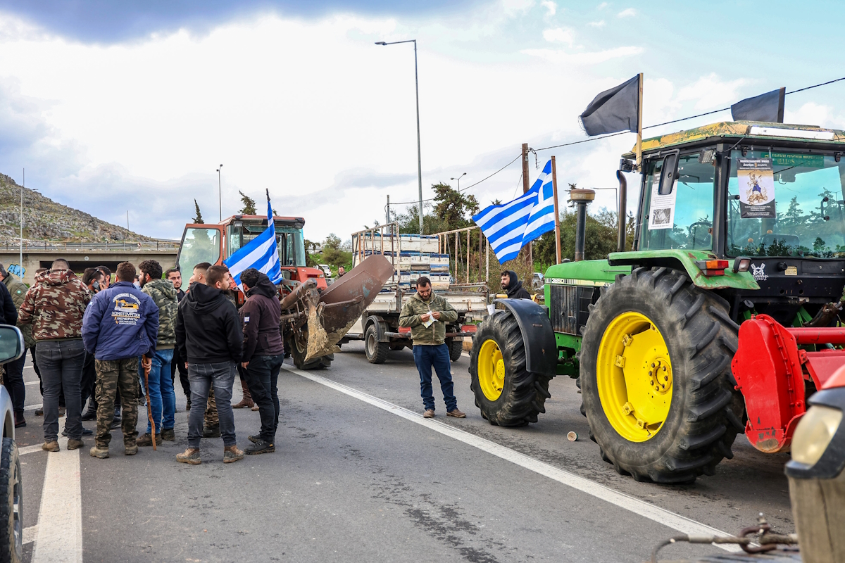Διαμαρτυρία στο κτήριο της Αποκεντρωμένης Διοίκησης Κρήτης, στην παραλιακή λεωφόρο του Ηρακλείου