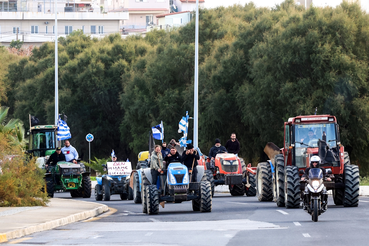Διαμαρτυρία στο κτήριο της Αποκεντρωμένης Διοίκησης Κρήτης, στην παραλιακή λεωφόρο του Ηρακλείου