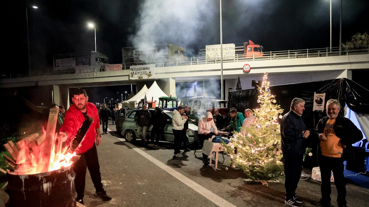 Κλείσιμο και των παράδρομων στο μπλόκο των αγροτών στη Νίκαια Λάρισας