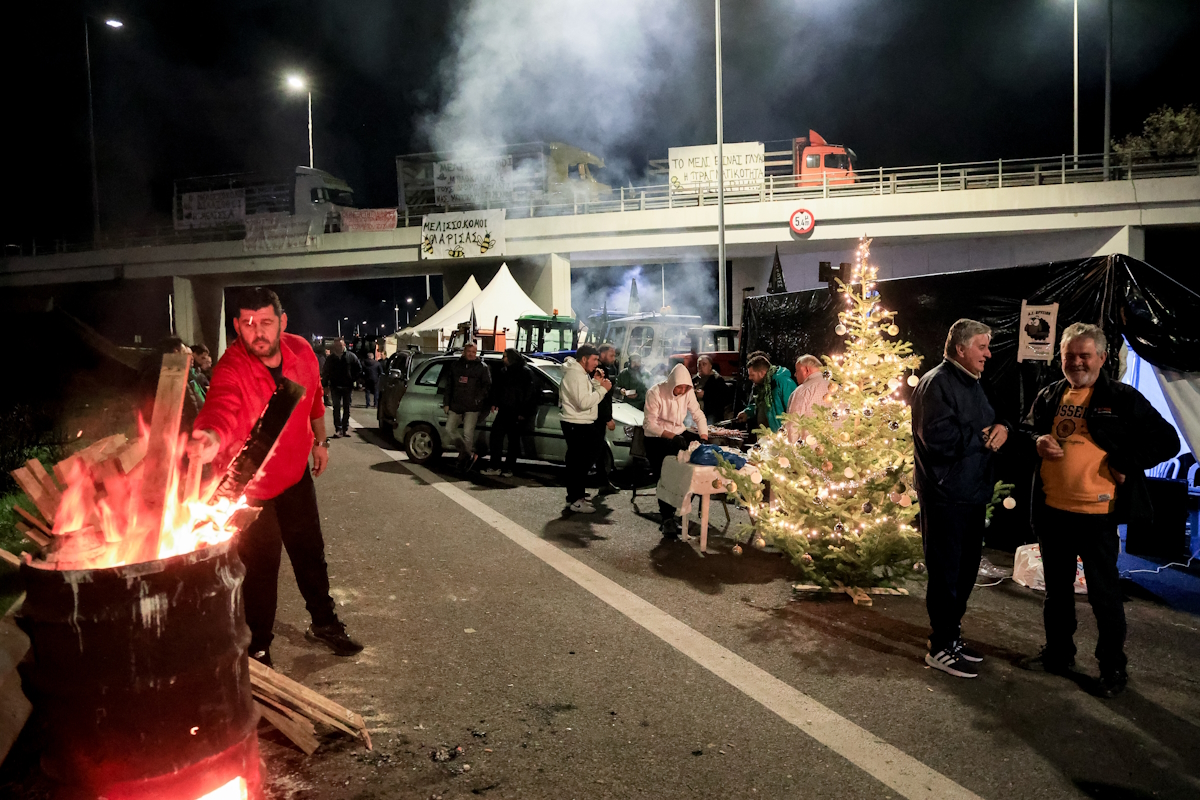 Κλείσιμο και των παράδρομων στο μπλόκο των αγροτών στη Νίκαια Λάρισας