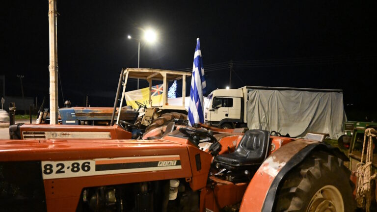 Παραμονή Χριστουγέννων στο αγροτικό μπλόκο Μαλαχιά Αργολίδας