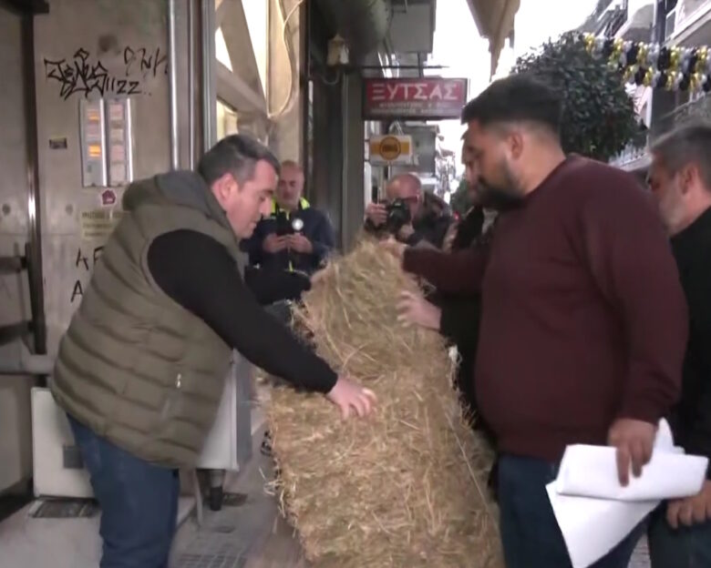 Λάρισα: Διαμαρτυρία αγροτών έξω από γραφεία βουλευτών της ΝΔ – Έριξαν άχυρα στην είσοδο