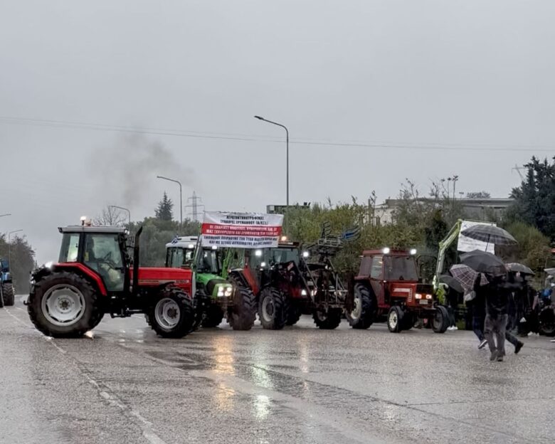Οι αγρότες έχουν κόψει με μπλόκα 3 σημεία στην Αθηνών – Λαμίας: Δυόμιση ώρες παραπάνω το ταξίδι για Θεσσαλονίκη