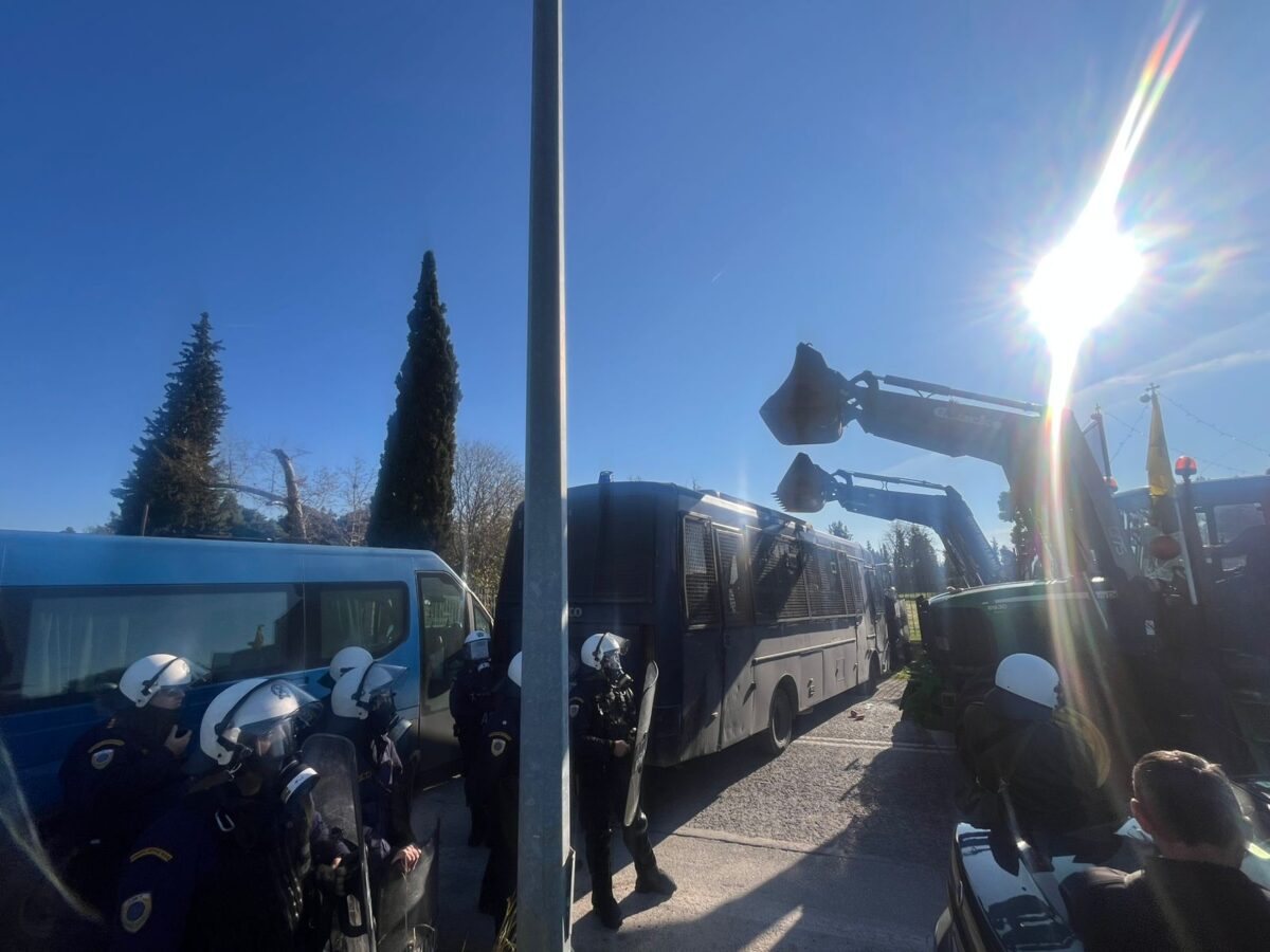 Μπλόκο αγροτών στα Πράσινα Φανάρια