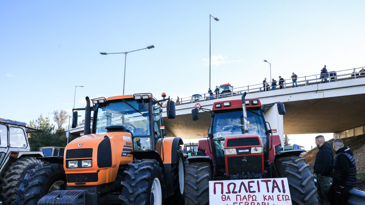 Μπλόκο αγροτών και κτηνοτρόφων στον κόμβο της Εθνικής Οδού στη Νίκαια Λάρισας