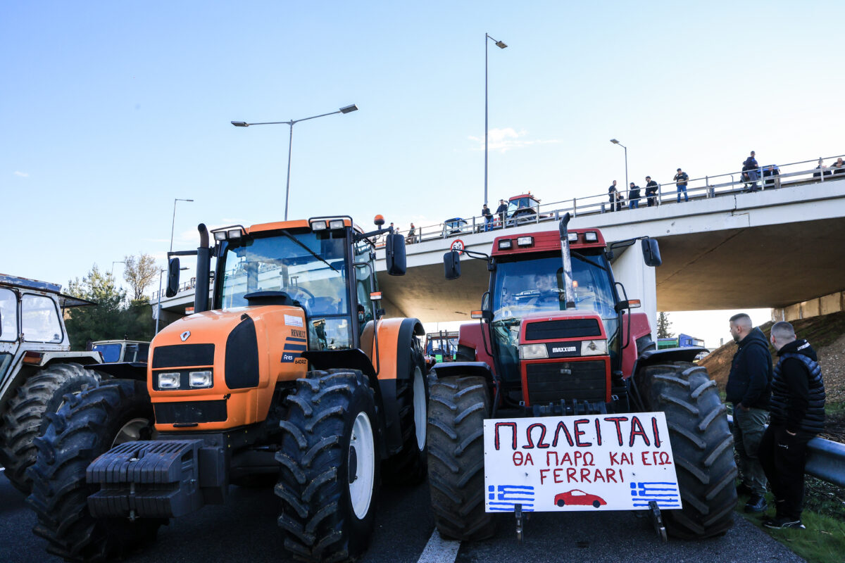 Μπλόκο αγροτών και κτηνοτρόφων στον κόμβο της Εθνικής Οδού στη Νίκαια Λάρισας