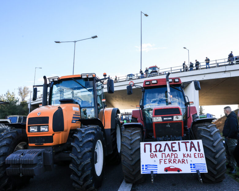 Ανησυχία στο Μέγαρο Μαξίμου για τα μπλόκα των αγροτών: Δέσμευση για «δεύτερη κατανομή» με υψηλότερες ενισχύσεις