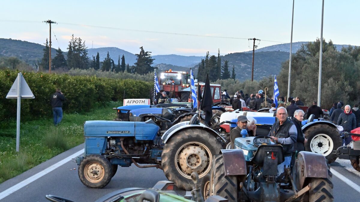 Κλιμακώνουν τις κινητοποιήσεις οι αγρότες: Ενίσχυση μπλόκων και ελεύθερη διέλευση από τα διόδια