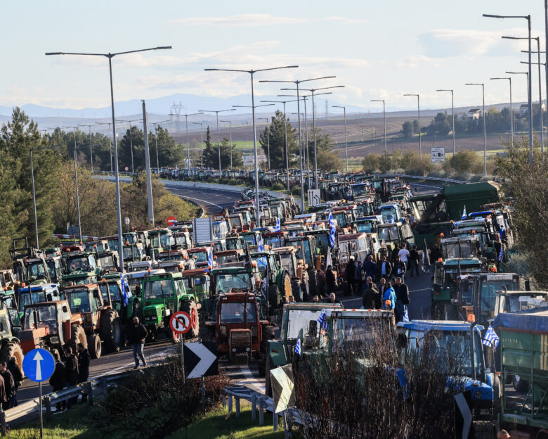 Μπλόκα αγροτών: Παραλύει η χώρα από τις κινητοποιήσεις – Κλειστή η ΠΑΘΕ, ετοιμάζονται να αποκλείσουν το λιμάνι του Βόλου