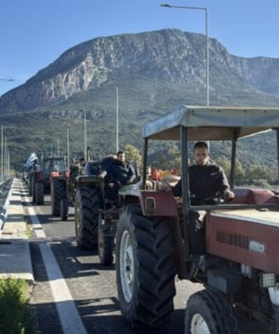 Ανυποχώρητοι οι αγρότες μετά το κάλεσμα Μητσοτάκη για διάλογο – Νέο μπλόκο στην γέφυρα του Εύηνου