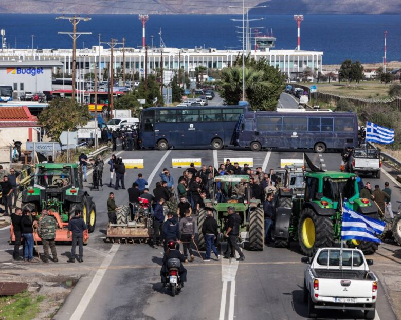 Μπλόκα αγροτών: Δακρυγόνα και ένταση στο αεροδρόμιο του Ηρακλείου