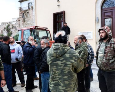 Αγρότες έξω από το κτίριο της Αποκεντρωμένης Διοίκησης Κρήτης