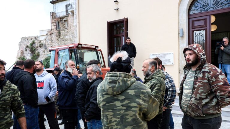 Αγρότες έξω από το κτίριο της Αποκεντρωμένης Διοίκησης Κρήτης
