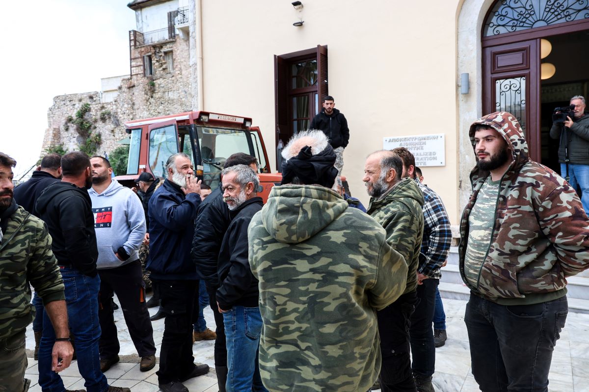Αγρότες έξω από το κτίριο της Αποκεντρωμένης Διοίκησης Κρήτης
