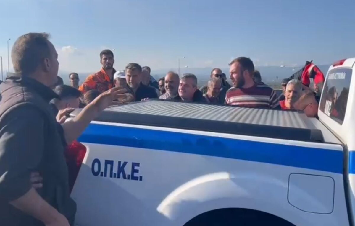 Αγρότες προσπαθούν να αναποδογυρίσουν αυτοκίνητο της ΕΛΑΣ