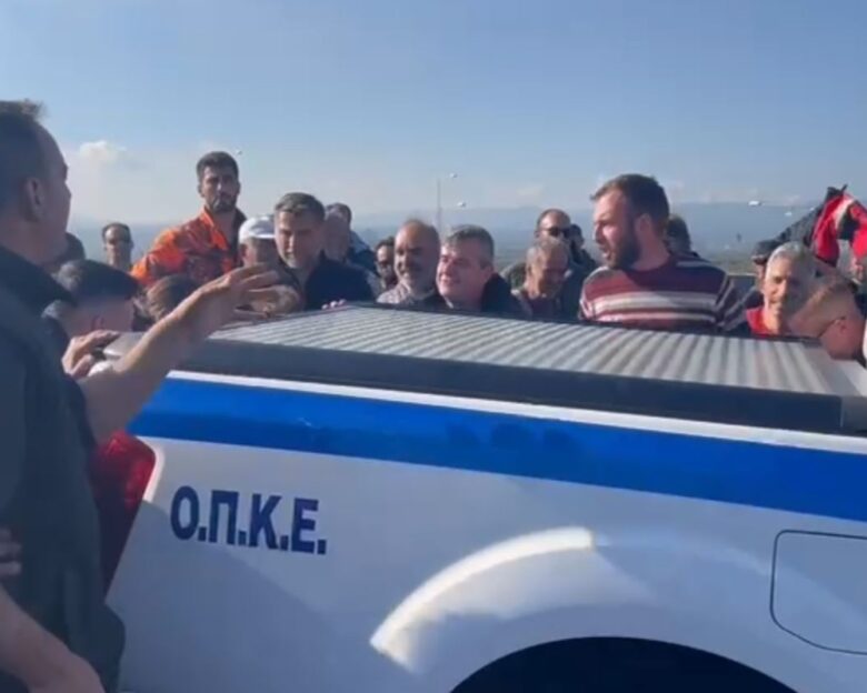 Ένταση σε νέο μπλόκο στην Καλαμάτα: Οι αγρότες προσπάθησαν να τουμπάρουν αυτοκίνητο της αστυνομίας