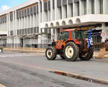 Αγρότες φεύγουν από το αεροδρόμιο Ηρακλείου