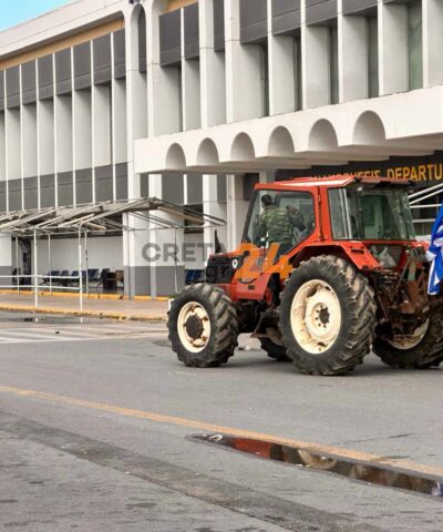 Αγρότες φεύγουν από το αεροδρόμιο Ηρακλείου