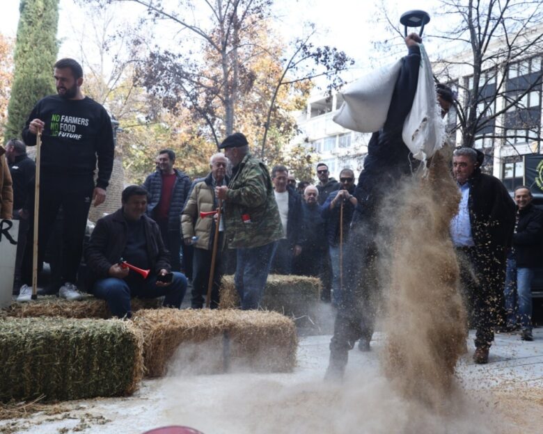 Αγρότες στη Λάρισα πέταξαν γάλα, καλαμπόκι και άχυρο μπροστά από το Δικαστικό Μέγαρο – Δείτε βίντεο