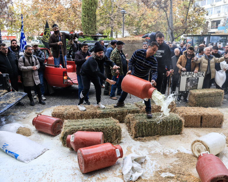 Αγρότες στη Λάρισα πέταξαν γάλα, καλαμπόκι και άχυρο μπροστά από το Δικαστικό Μέγαρο – Δείτε βίντεο