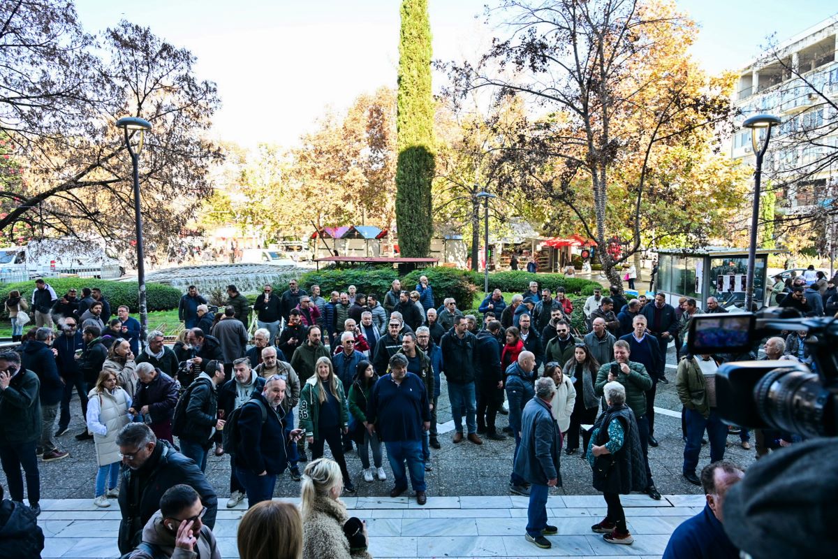 Συγκέντρωση αγροτών έξω από τα δικαστήρια της Λάρισας