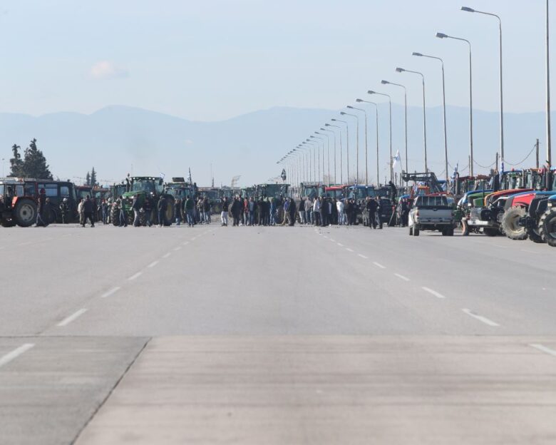 Θεσσαλονίκη: Οι αγρότες έκλεισαν την εθνική οδό στα Μάλγαρα