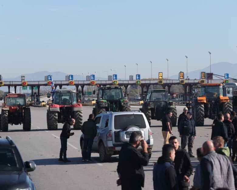 Θεσσαλονίκη: Οι αγρότες έκλεισαν την εθνική οδό στα Μάλγαρα