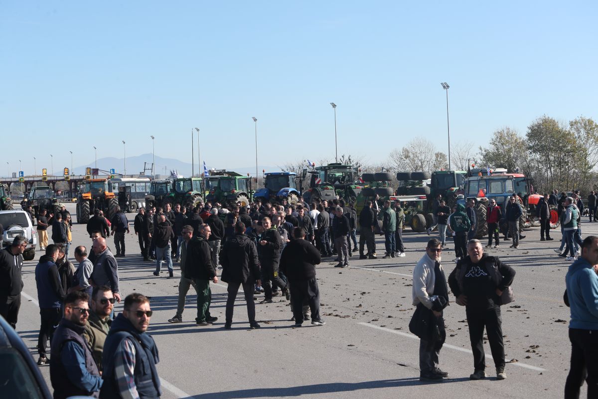 Αγρότες και τρακτέρ επί της εθνικής οδού