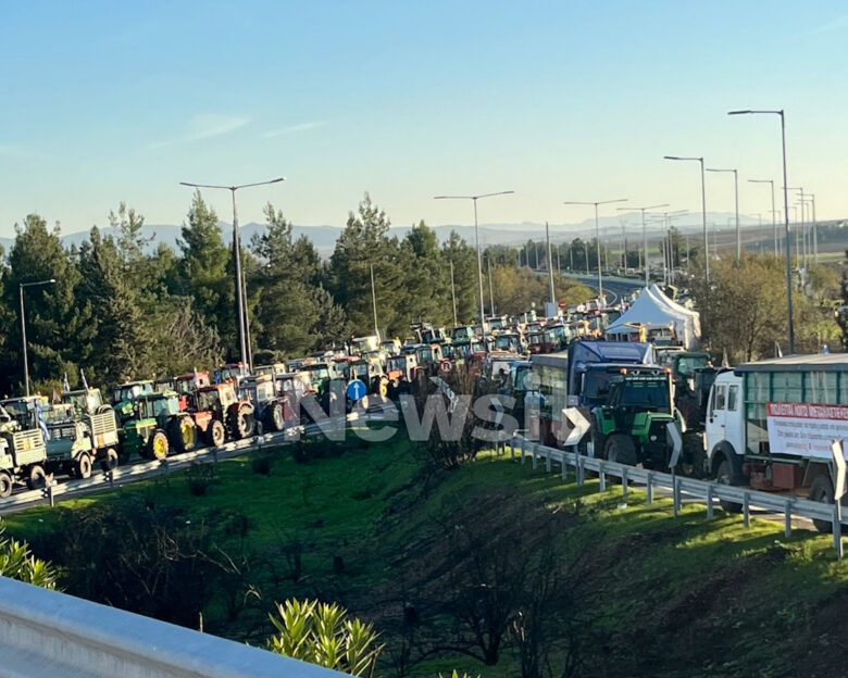 Αγρότες: Αμέτρητα τρακτέρ στην εθνική οδό στον κόμβο της Νίκαιας – «Ο δρόμος δεν θα ανοίξει για κανένα λόγο»